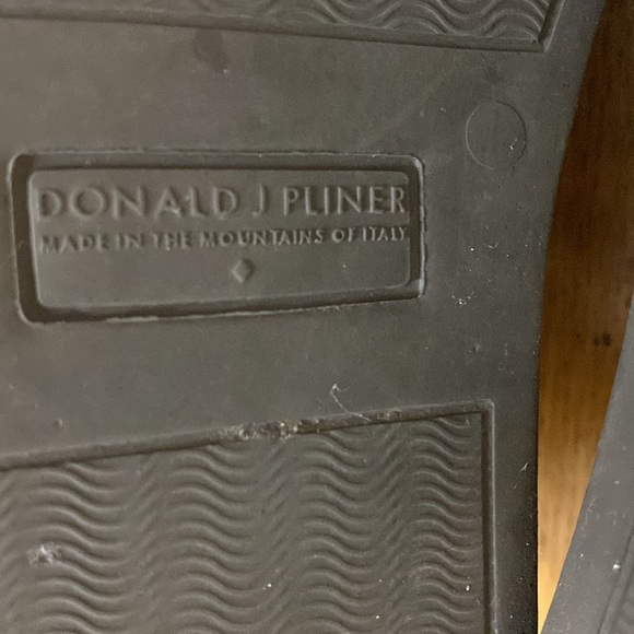 Donald J Pliner Black Leather 10.5 Sneakers - Picture 6 of 7